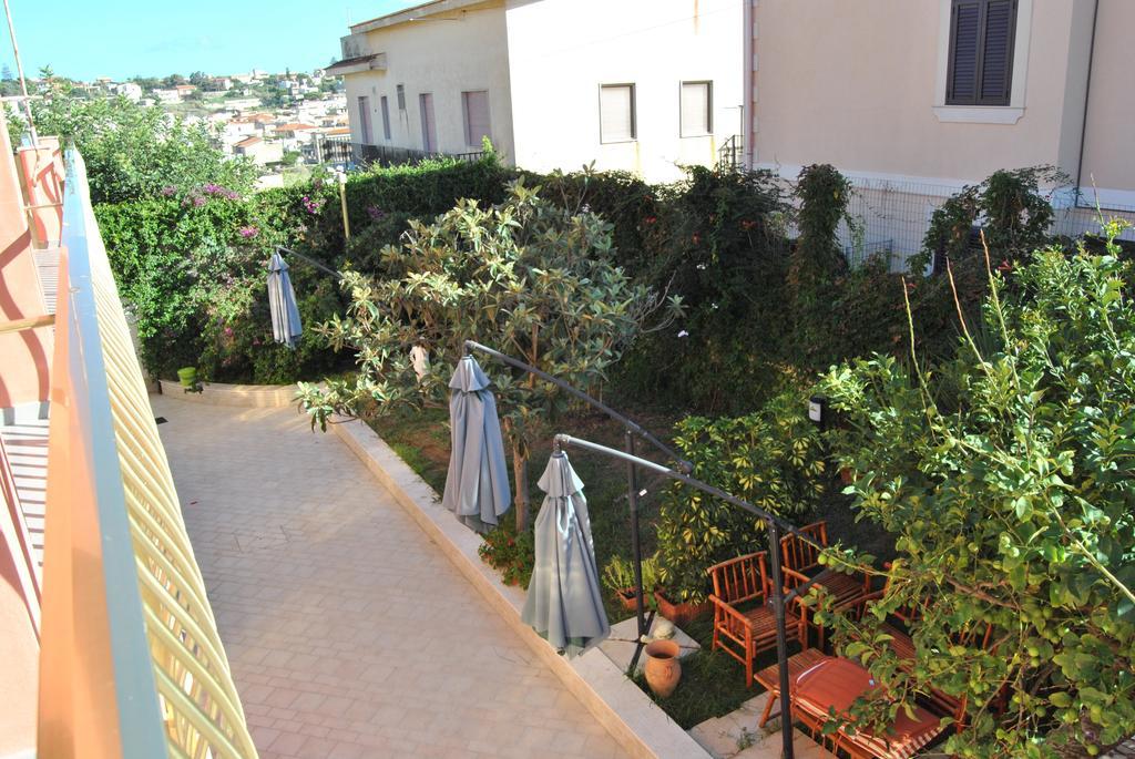 Bed and Breakfast La Rosa Del Deserto Шиклі Номер фото
